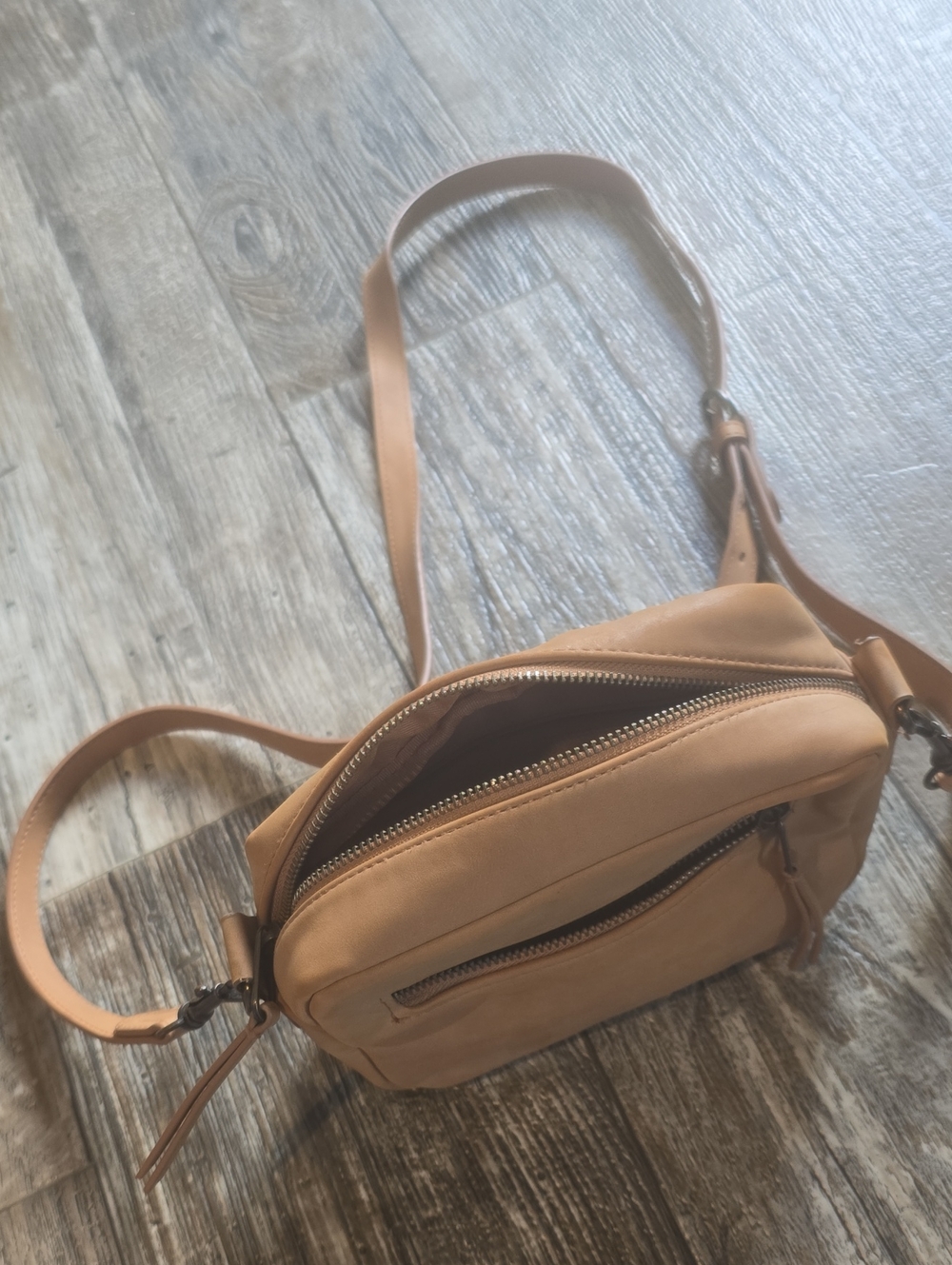 Universal Thread Tan Leather-Look Crossbody Bag with Front Zip